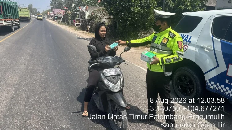 Asap Pekat Karhutla Selimuti Ogan Ilir, Polisi Turun ke Jalan Bagikan Masker