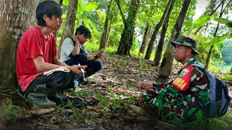 Musim Kemarau Meningkat, Babinsa Payu Putat Ajak Pemuda Cegah Karhutla