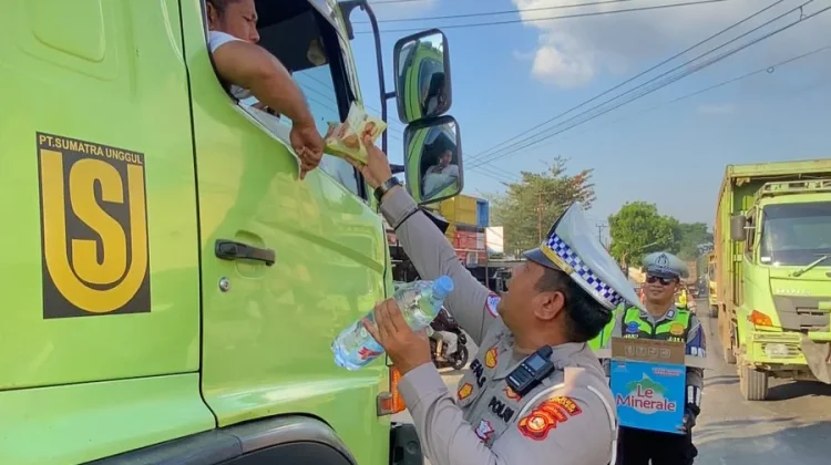 Terjebak Macet di Jalintim, Pengendara Dapat Roti dan Air
