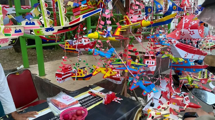 Kapal Telok Abang Warnai Tradisi 17 Agustus di Palembang
