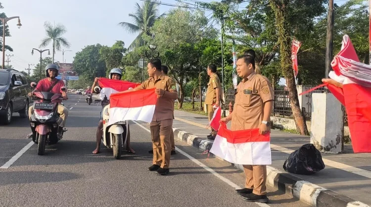 Disnakertrans dan HRD Muba Bagikan 81 Bendera Gratis di Jalan