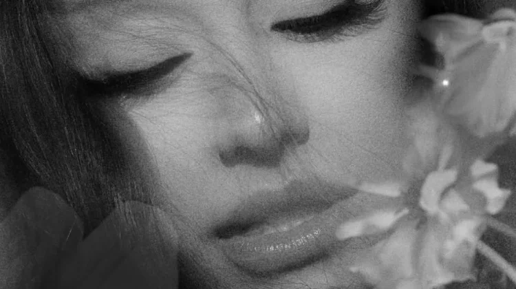 Ariana Grande Kembali ke Puncak Billboard 200 dengan Album Petal
