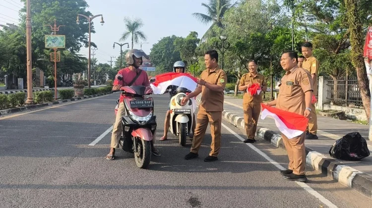 Disnaketrans Muba bersama Forum HRD MUBA Bagikan Bendera Merah Putih