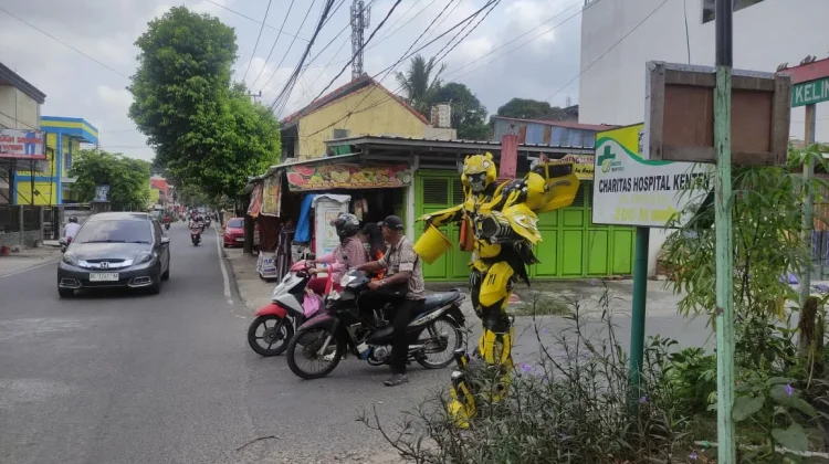 Wagimin Pengamen Robot, Raup Penghasilan dari Kostum Karakter Buatan Sendiri