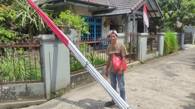 Jelang HUT ke-81 RI, Penjualan Bambu Merah Putih Marak di Palembang