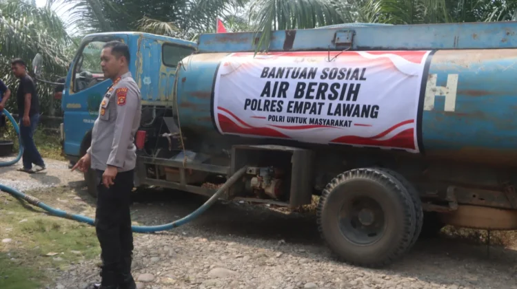 Polres Empat Lawang Salurkan Air Bersih untuk Warga Terdampak Kemarau