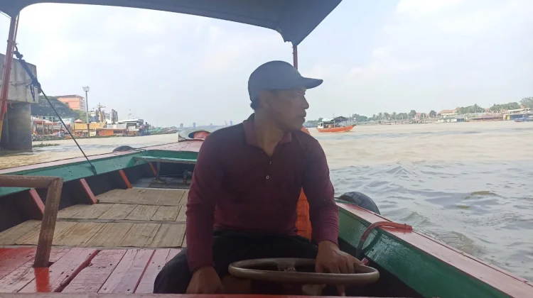 Penumpang Sepi, Sopir Ketek Sungai Musi Keluhkan Naiknya Harga BBM