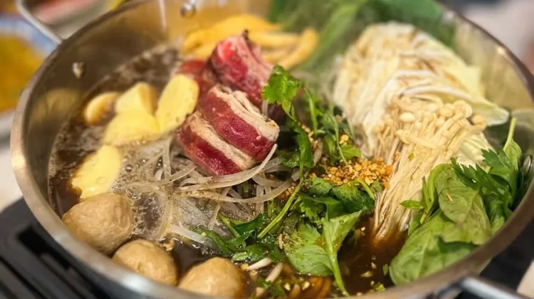 Jejak Kuliner Kuay Tiew Rua: Racikan Mi Perahu Khas Thailand