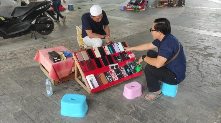 Lapak HP Seken Bawah Ampera Bertahan Hadapi Saingan Penjualan Ponsel Daring Murah