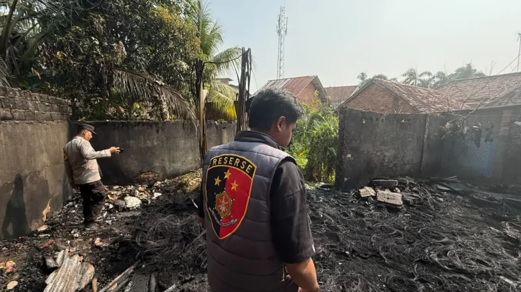 Kebakaran Dekat Permukiman Prabumulih Dipadamkan dalam 40 Menit