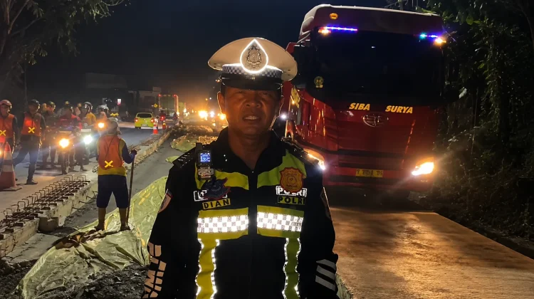 Pengecoran Jalan Dilanjutkan, Polisi Imbau Pengendara Tertib