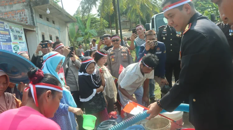 Hadapi Kemarau Panjang, Kapolres Empat Lawang Salurkan Air Bersih dan Sembako