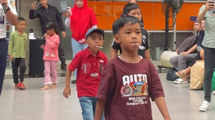 Lomba Kemerdekaan Meriahkan Perjalanan Penumpang Kereta di Stasiun Kertapati