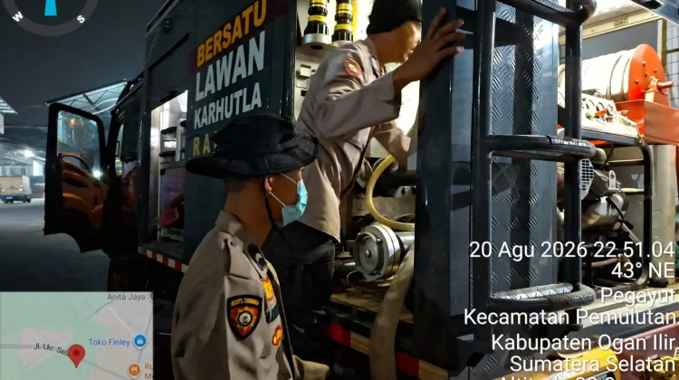 Polda Sumsel Kerahkan Personel Padamkan Karhutla di Pemulutan