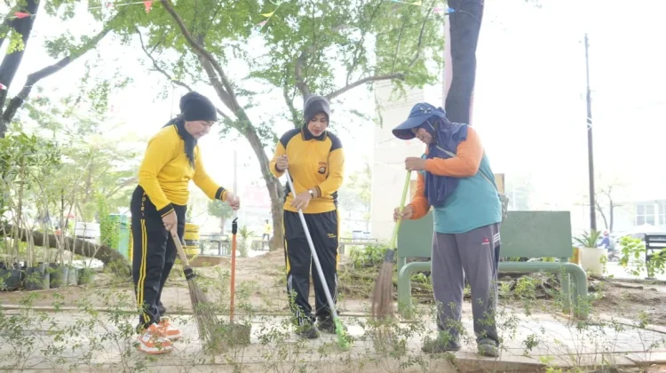 Semarak HUT ke-78, Polwan Polda Sumsel Ajak Warga Peduli Lingkungan