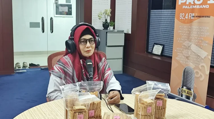 Menjadi Tradisi Keluarga, Kue Semprong Bisa Hidupi Azizah
