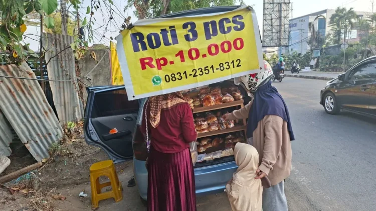 Kreativitas UMKM Palembang: Jual Roti Tiga Rp10 Ribu dari Bagasi Mobil