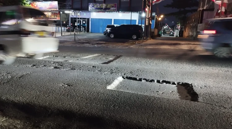 Jalan MP Mangkunegara Berlubang Viral, Pengendara Palembang Resah