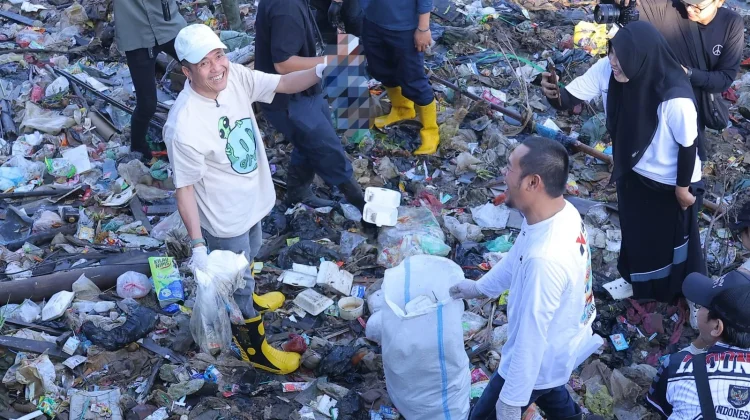 Puluhan Komunitas Gotong Royong Bersihkan Sungai Musi