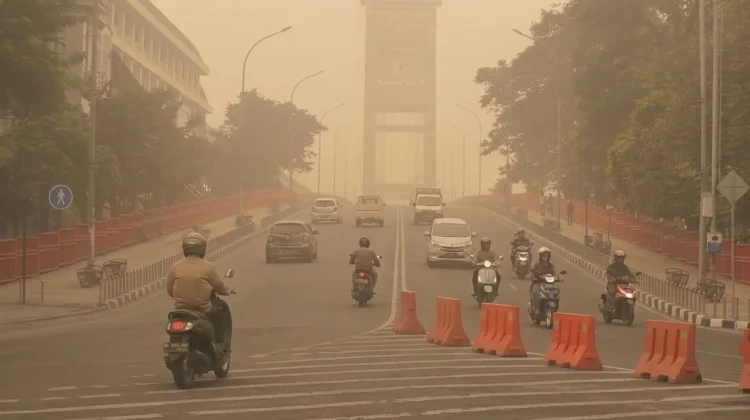 Kabut Asap Karhutla Mengintai, Ini Panduan Aman Naik Motor dari Expert