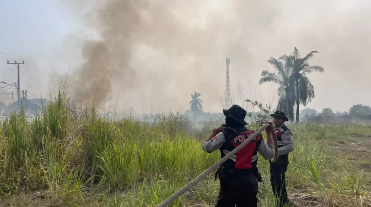 Kebakaran Lahan Dekati Perumahan Griya Cipta Utama, Polisi Gerak Cepat Padamkan