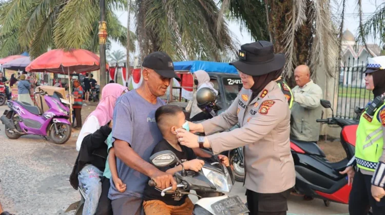 Polisi Bagikan Masker Cegah Dampak Kabut Asap di Jalur Lintas Ogan Ilir