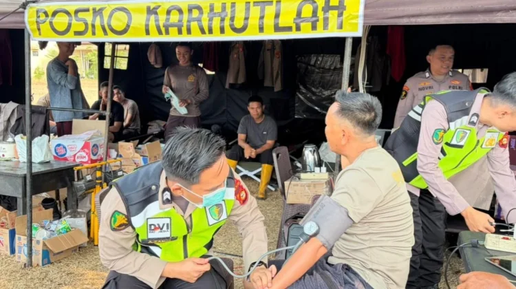 Sidokkes Polres Ogan Ilir Periksa Kesehatan Personel BKO Penanganan Karhutla