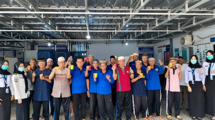 Peduli Kesehatan Lansia, Lapas Sekayu Berikan Susu untuk 19 Warga Binaan