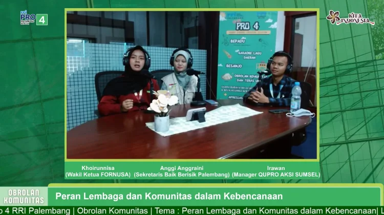 Lawan Kabut Asap, Komunitas Kemanusian Bagikan Masker di Lampu Merah