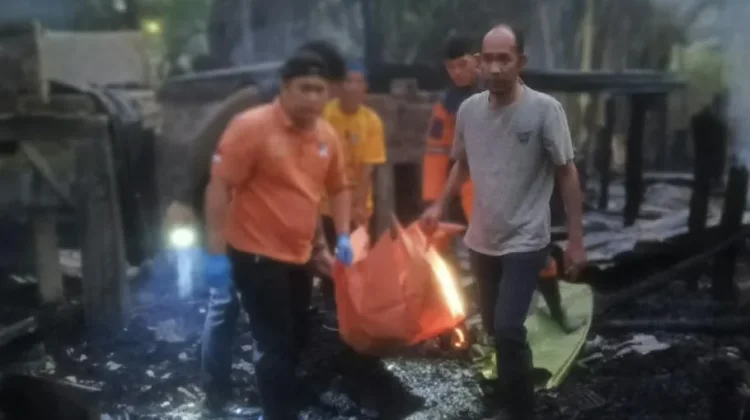 Dua Rumah Terbakar di Pulau Semambu, Seorang Lansia Meninggal Dunia
