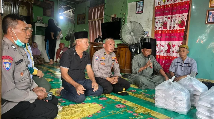 Polres Ogan Ilir Salurkan Bantuan Korban Kebakaran Pulau Semambu
