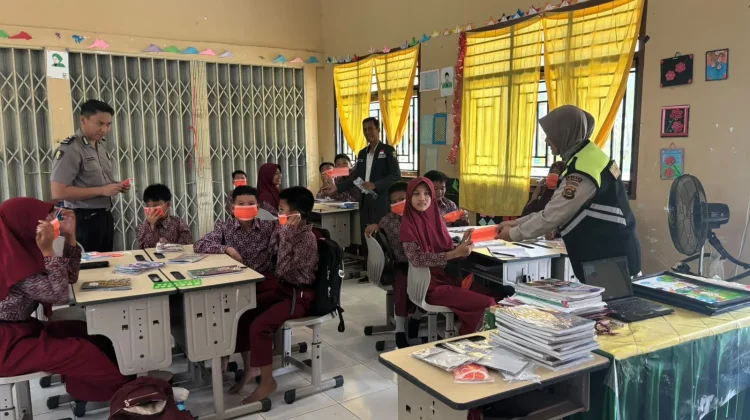 Polres Musi Rawas Bagikan Masker untuk Lindungi Kelompok Rentan