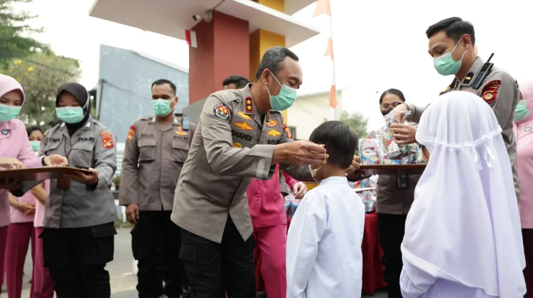 Polda Sumsel Bagikan Ribuan Masker untuk Lindungi Warga