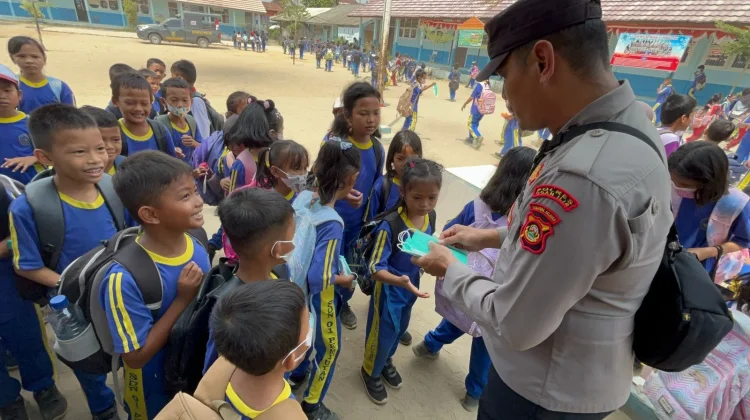 Polsek Pemulutan Bagikan Masker ke Siswa