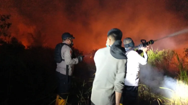 Hadapi Medan Sulit, Polisi Berjibaku Padamkan Api di Desa Pulau Negara