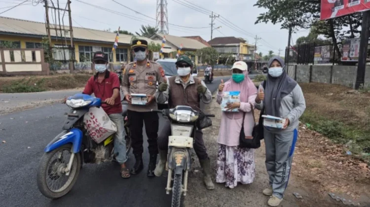 Polsek Tanjung Batu Bagikan Masker untuk Cegah Paparan Asap