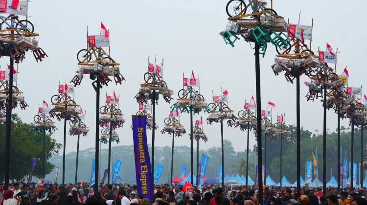Festival Panjat Pinang Sumeks Ramaikan Semarak HUT ke-81 RI di Palembang