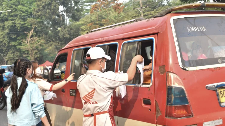 Astra Motor Sumsel Bagikan 5.000 Masker untuk Warga Terdampak Asap