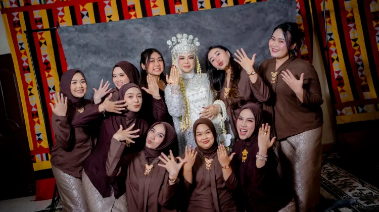 Tren Mahogany Jadi Pilihan Elegan Bridesmaid Masa Kini