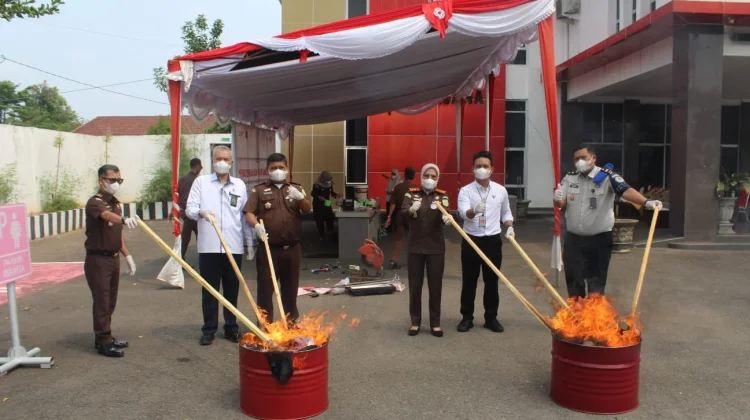 Kejari Banyuasin Musnahkan Barang Bukti Berkekuatan Hukum