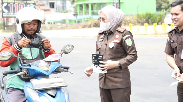 Kejari Banyuasin Bagikan Masker Cegah Dampak Kabut Asap