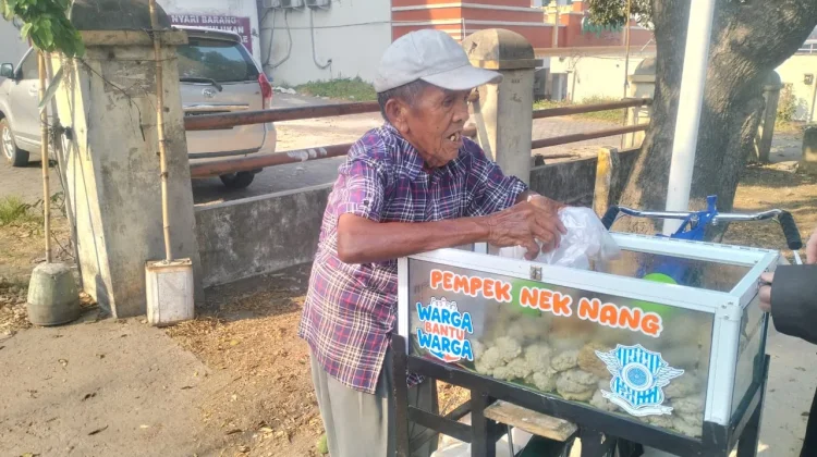 Usia 75 Tahun, Hasan Basri Tetap Mengayuh Sepeda Jual Pempek