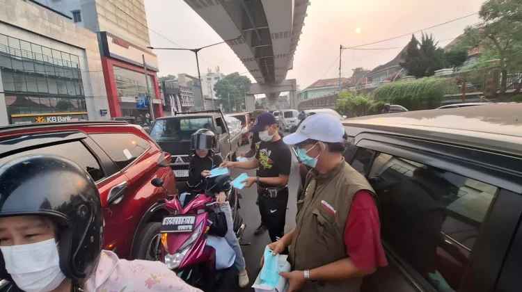 Palembang Dikepung Asap Karhutla, Ribuan Masker Dibagikan Gratis