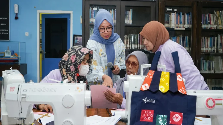 Pusri Dorong Ibu-Ibu Kampung Sehati Sulap Seragam Bekas Jadi Peluang Usaha