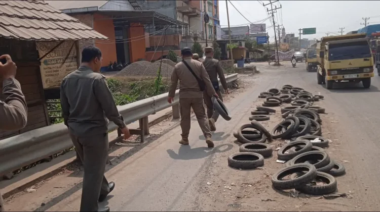 Tumpukan Ban Bekas di Jalan Palembang-Jambi Ditertibkan