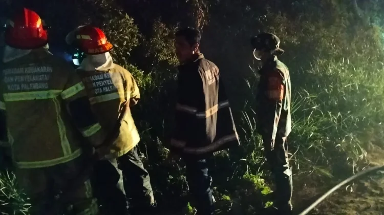 Babinsa dan Warga Padamkan Kebakaran Lahan Perumahan di Talang Betutu