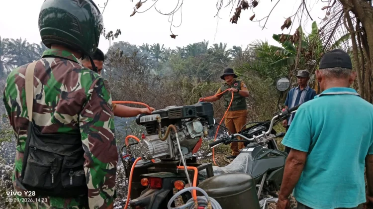 Aksi Cepat Babinsa dan Petugas Gabungan Padamkan Kebakaran Lahan di Gandus