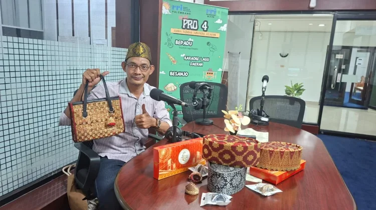 Kreativitas Syawaluddin Sulap Sisa Songket Jadi Tas dan Souvenir