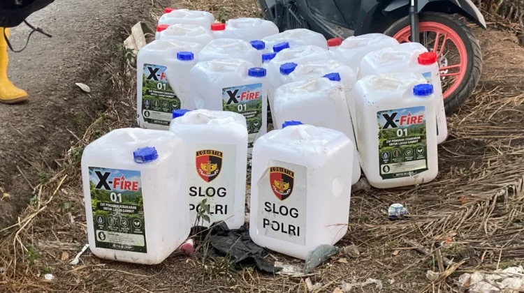 Polda Sumsel dan Polres Ogan Ilir Padamkan Karhutla dengan Cairan X-Fire
