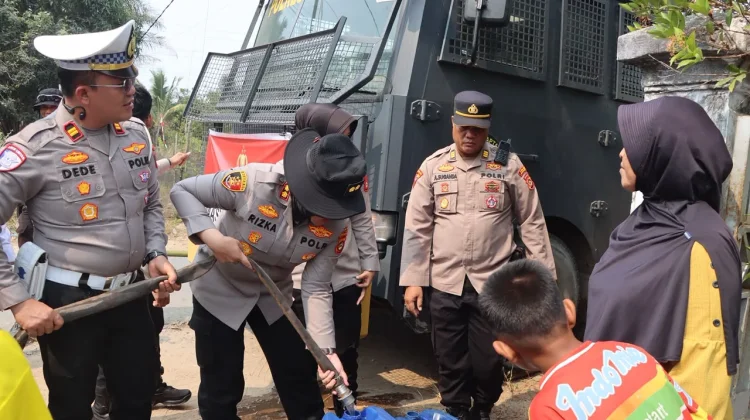 Kemarau Panjang, Polres Ogan Ilir Salurkan Air Bersih dan Layanan Kesehatan Warga